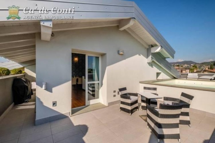 ELEGANTE ATTICO CON SOLARIUM E PISCINA SUL TETTO Grumello del Monte