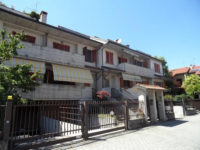 VILLA A SCHIERA Pessano con Bornago