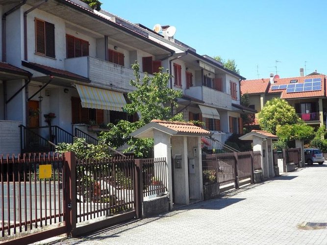 VILLA A SCHIERA Pessano con Bornago