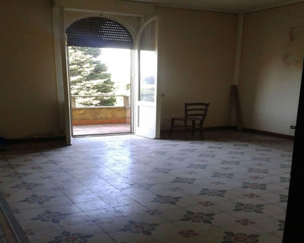 CASA INDIPENDENTE Corno giovine