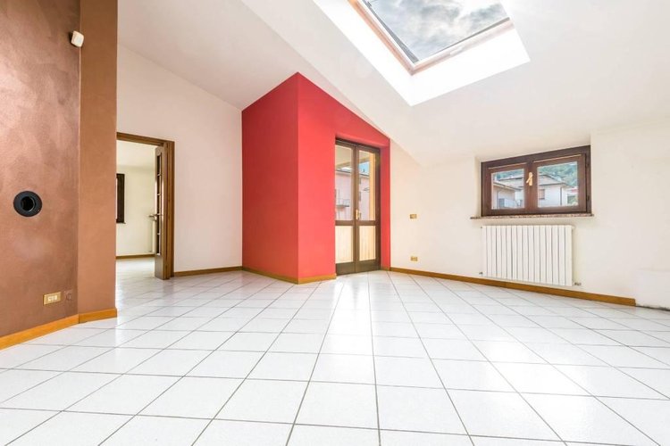 QUADRILOCALE IN BIFAMILIARE A PRADALUNGA