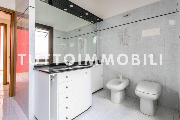 QUADRILOCALE IN BIFAMILIARE A PRADALUNGA Pradalunga