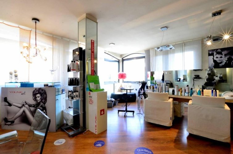 VENDIAMO ATTIVITA' DI ACCONCIATURA DONNA-UOMO Bergamo