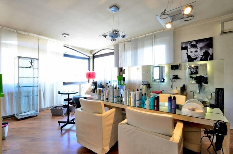 VENDIAMO ATTIVITA' DI ACCONCIATURA DONNA-UOMO Bergamo