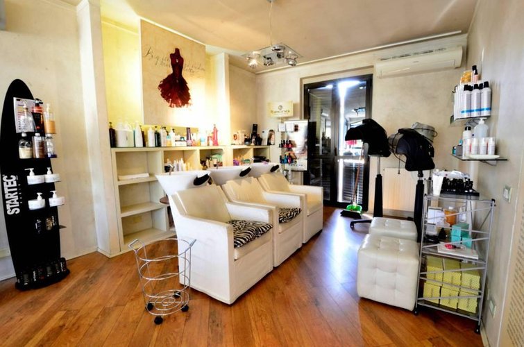 VENDIAMO ATTIVITA' DI ACCONCIATURA DONNA-UOMO Villa d'Almè