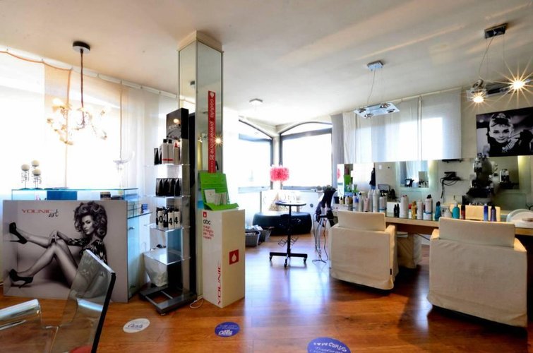 VENDIAMO ATTIVITA' DI ACCONCIATURA DONNA-UOMO Valbrembo