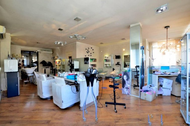 VENDIAMO ATTIVITA' DI ACCONCIATURA DONNA-UOMO Strozza