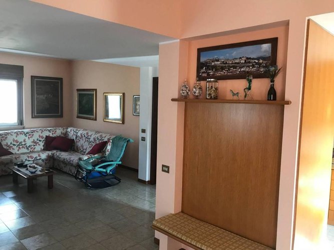 Palazzina indipendente con negozio/ laboratorIo Scanzorosciate