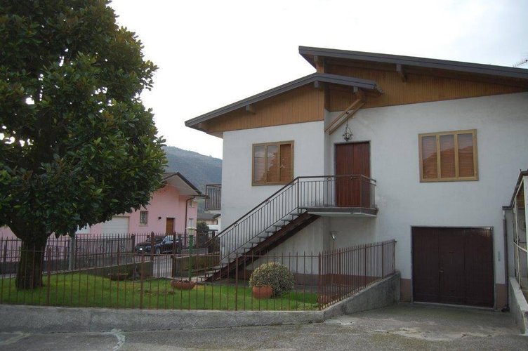 Gazzaniga, posizione tranquilla villetta unifamiliare