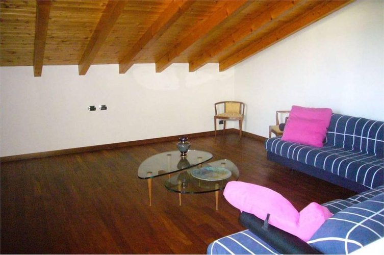 VILLA TERMINALE con ampio GIARDINO Almè