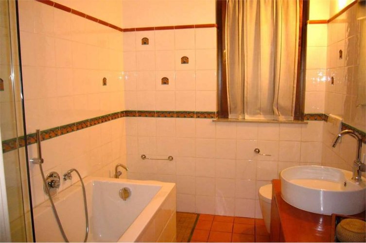 VILLA TERMINALE con ampio GIARDINO Almè