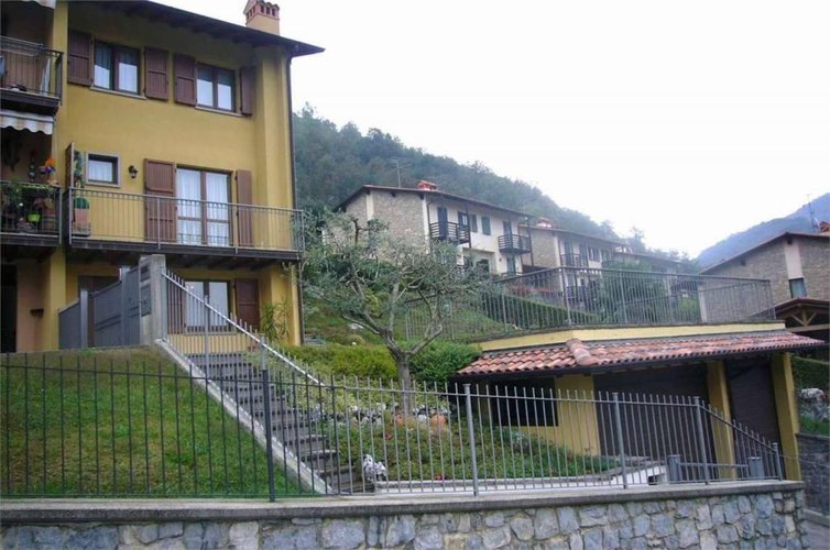 Villa di testa con ampio giardino