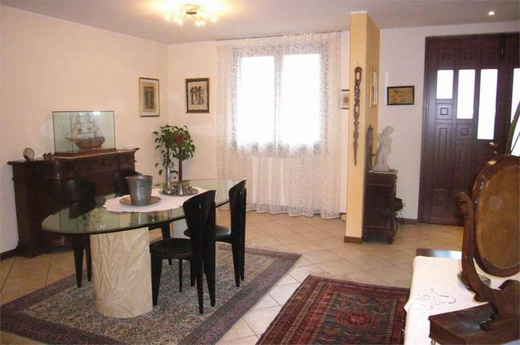 Villa di testa con ampio giardino Ubiale Clanezzo