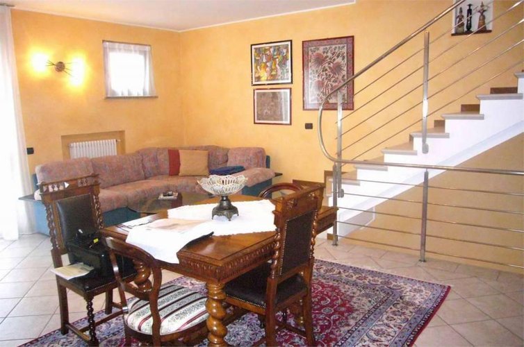 Villa di testa con ampio giardino Ubiale Clanezzo