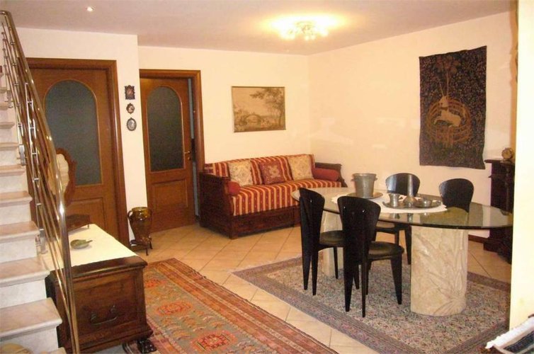 Villa di testa con ampio giardino Ubiale Clanezzo