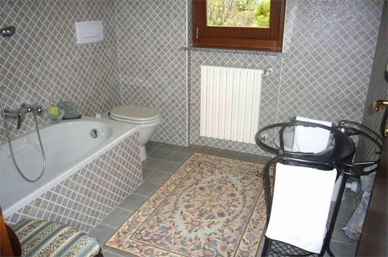 Villa di testa con ampio giardino Ubiale Clanezzo