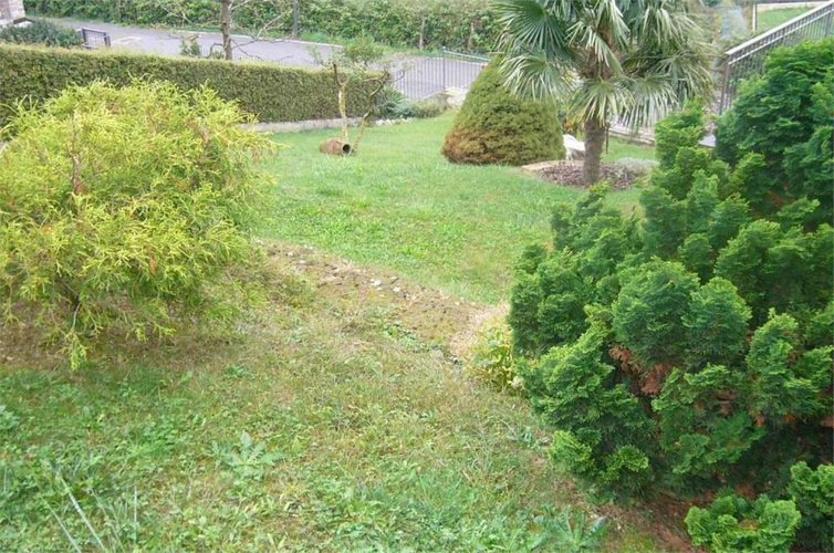 Villa di testa con ampio giardino Ubiale Clanezzo