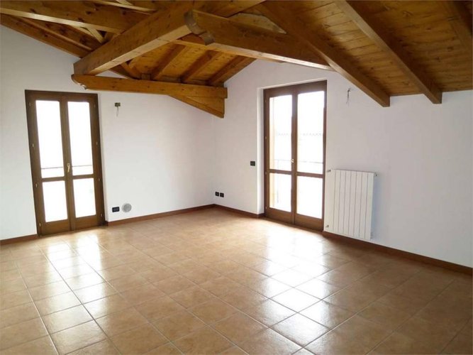 TRILOCALE CON TRAVI A VISTA, piccola palazzina