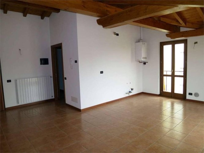 TRILOCALE CON TRAVI A VISTA, piccola palazzina Almè