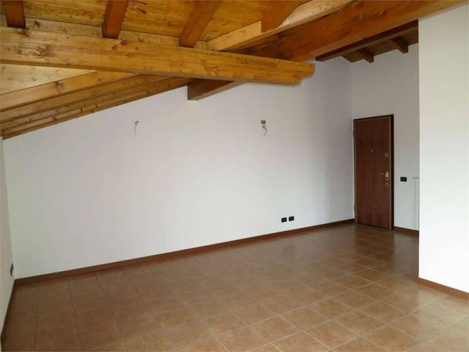 TRILOCALE CON TRAVI A VISTA, piccola palazzina Almè