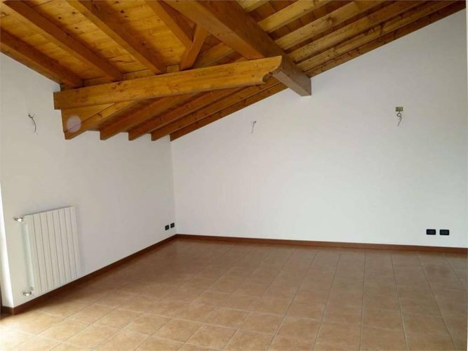 TRILOCALE CON TRAVI A VISTA, piccola palazzina Almè