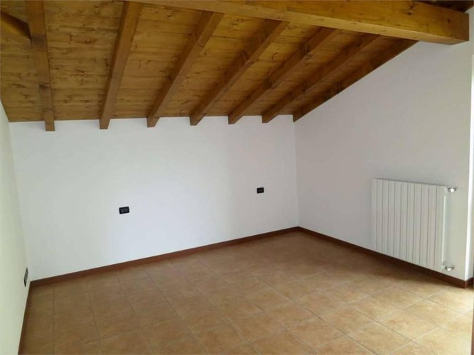 TRILOCALE CON TRAVI A VISTA, piccola palazzina Almè