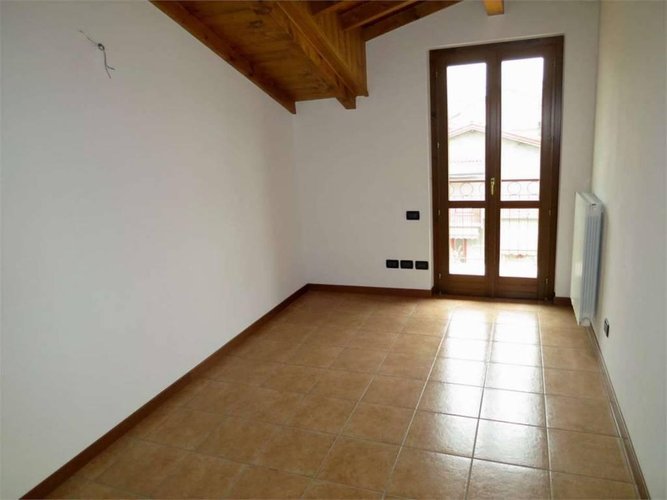 TRILOCALE CON TRAVI A VISTA, piccola palazzina Almè