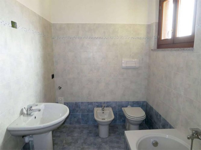 TRILOCALE CON TRAVI A VISTA, piccola palazzina Almè