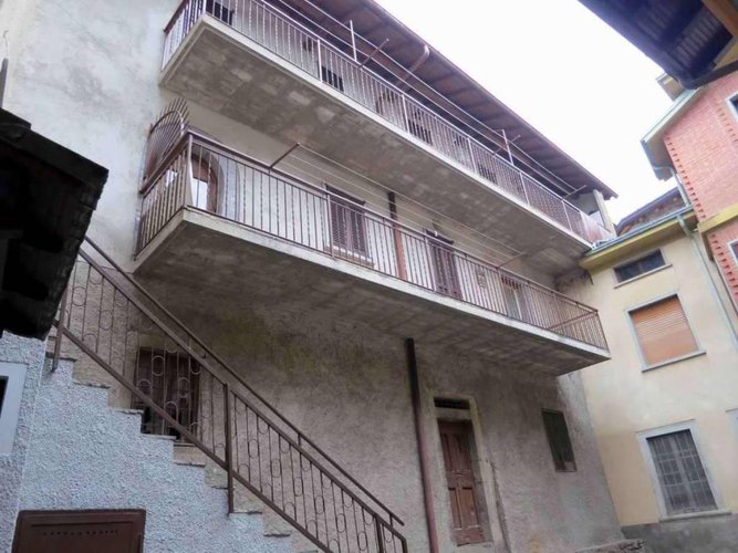 PORZIONE DI CASA da ristrutturare Locatello