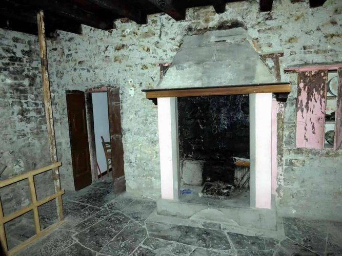 PORZIONE DI CASA da ristrutturare Locatello