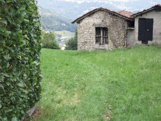 Terreno agricolo con rustico da ristrutturare
