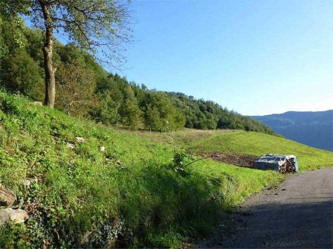 PORZIONE DI RUSTICO con annesso terreno Corna Imagna