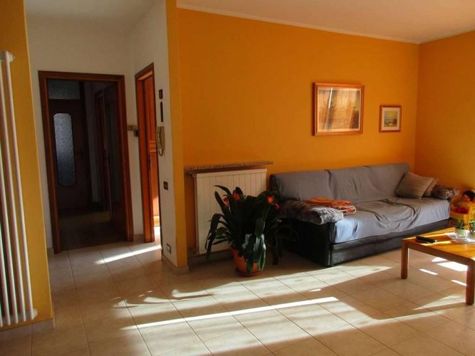 VILLA SINGOLA con 2.000 mq di giardino Berbenno