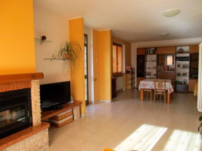VILLA SINGOLA con 2.000 mq di giardino Berbenno