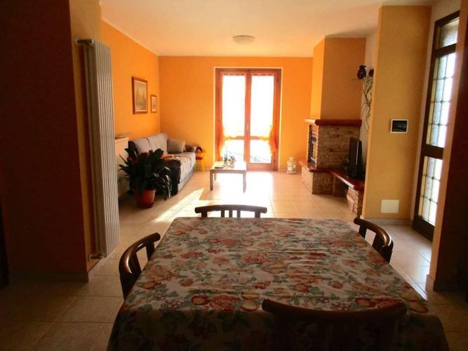 VILLA SINGOLA con 2.000 mq di giardino Berbenno
