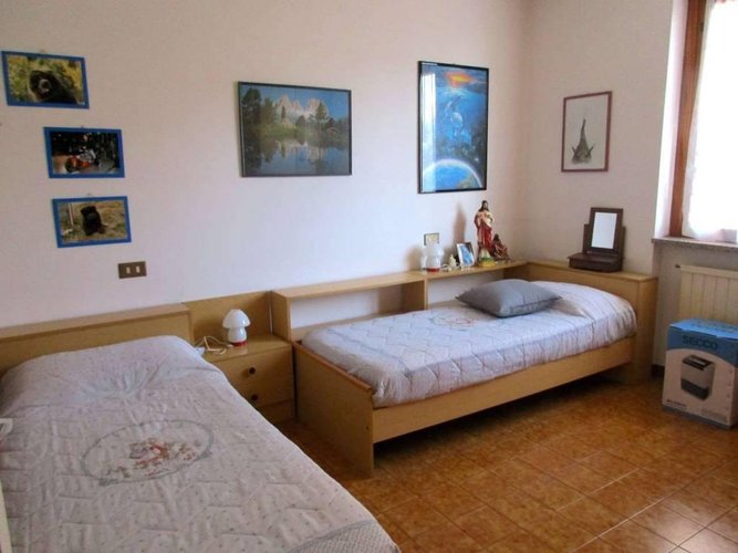 VILLA SINGOLA con 2.000 mq di giardino Berbenno