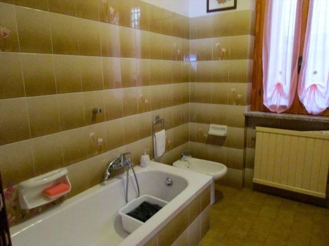 VILLA SINGOLA con 2.000 mq di giardino Berbenno