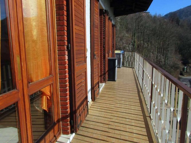 VILLA SINGOLA con 2.000 mq di giardino Berbenno
