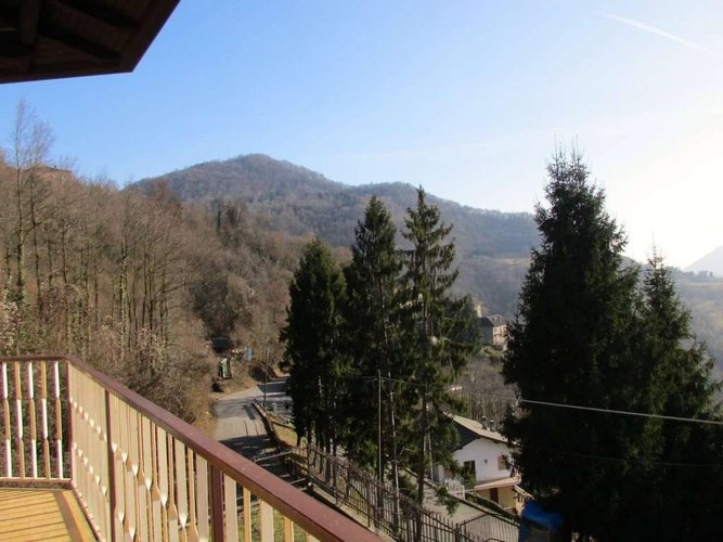 VILLA SINGOLA con 2.000 mq di giardino Berbenno