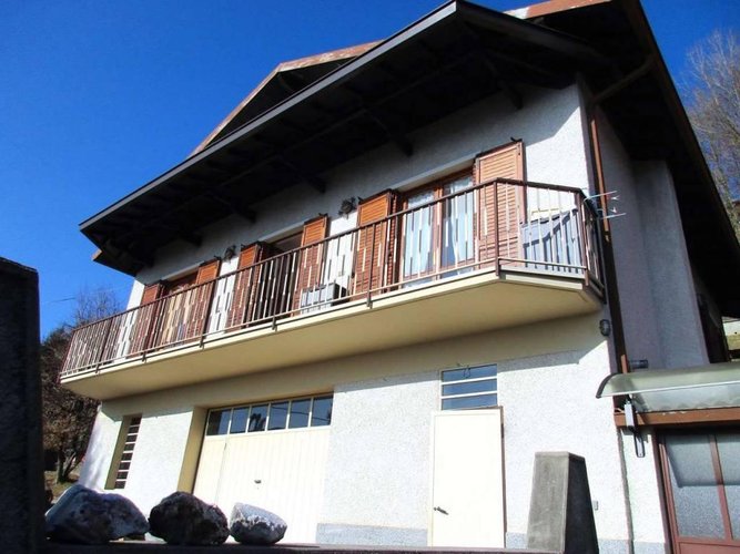 VILLA SINGOLA con 2.000 mq di giardino Berbenno
