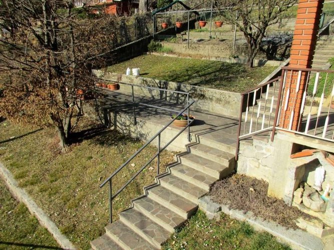 VILLA SINGOLA con 2.000 mq di giardino Berbenno