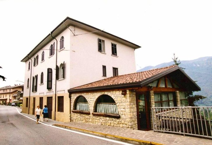 Intero edificio commerciale con annesse abitazioni