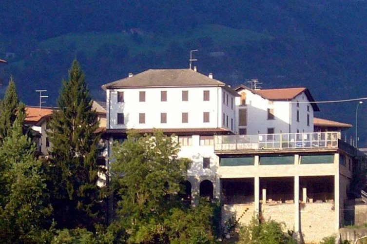 Intero edificio commerciale con annesse abitazioni Rota d'Imagna