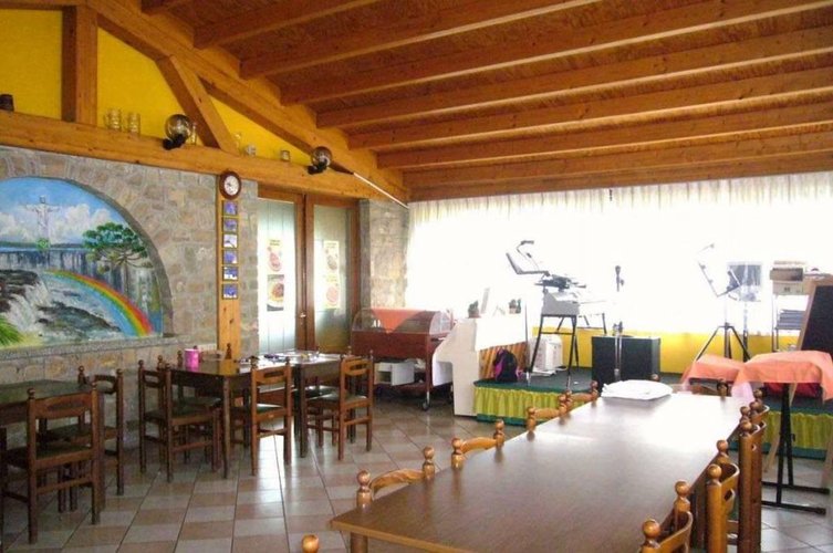 Intero edificio commerciale con annesse abitazioni Rota d'Imagna