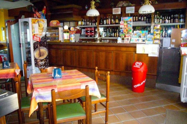 Intero edificio commerciale con annesse abitazioni Rota d'Imagna