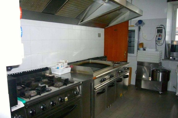 Intero edificio commerciale con annesse abitazioni Rota d'Imagna