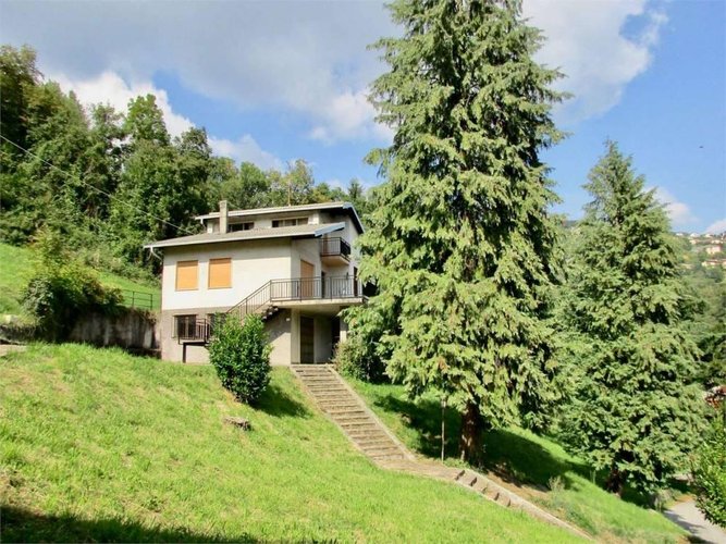 CASA SINGOLA con terreno di mq. 3000