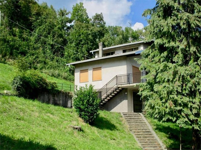 CASA SINGOLA con terreno di mq. 3000 Berbenno