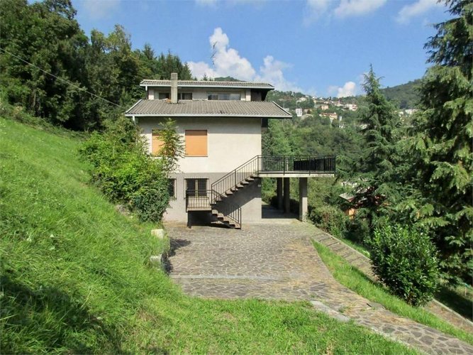 CASA SINGOLA con terreno di mq. 3000 Berbenno