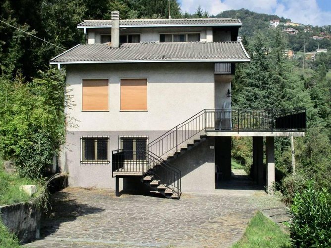 CASA SINGOLA con terreno di mq. 3000 Berbenno